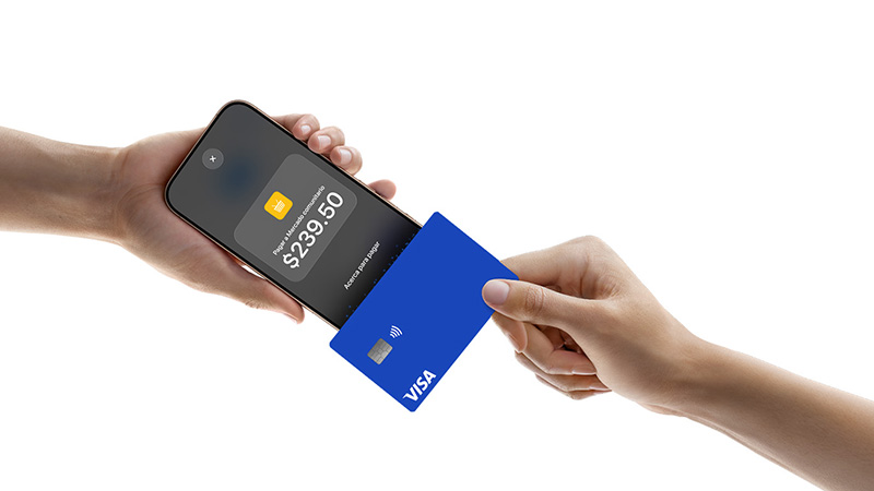 mano pagando con tarjeta a smartphone