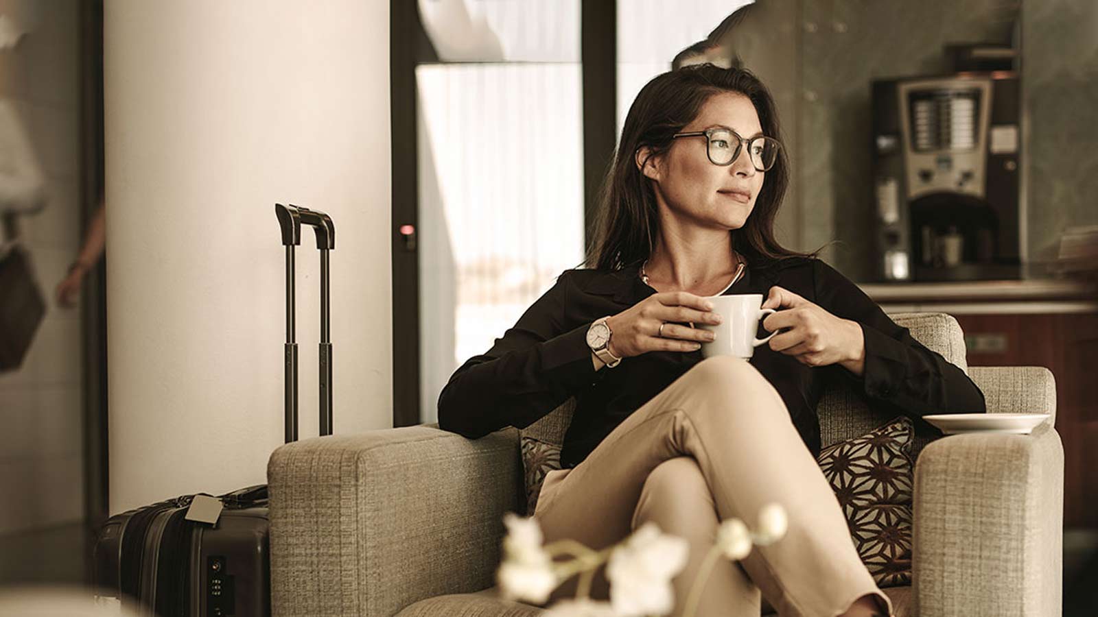 Mujer tomando un café