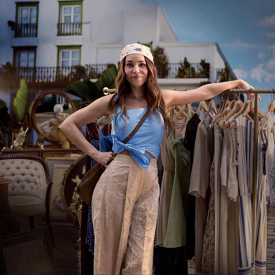 Camila Sodi junto a un perchero con ropa