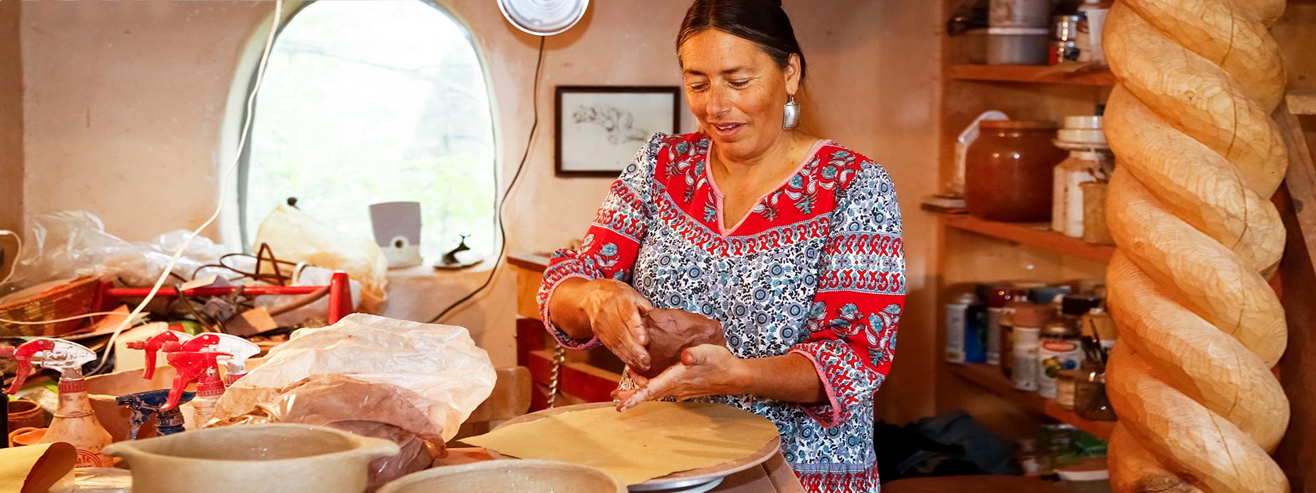 mujer trabajando en la cocina