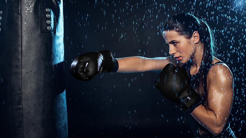 sports-world-2-800x450 Mujer joven practicando boxeo