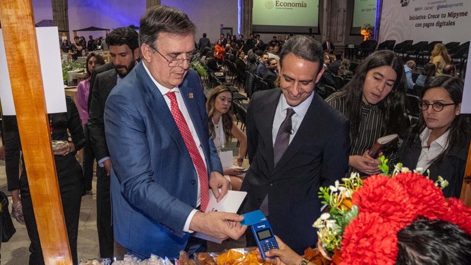 hombre de traje azul pagando con tarjeta Visa