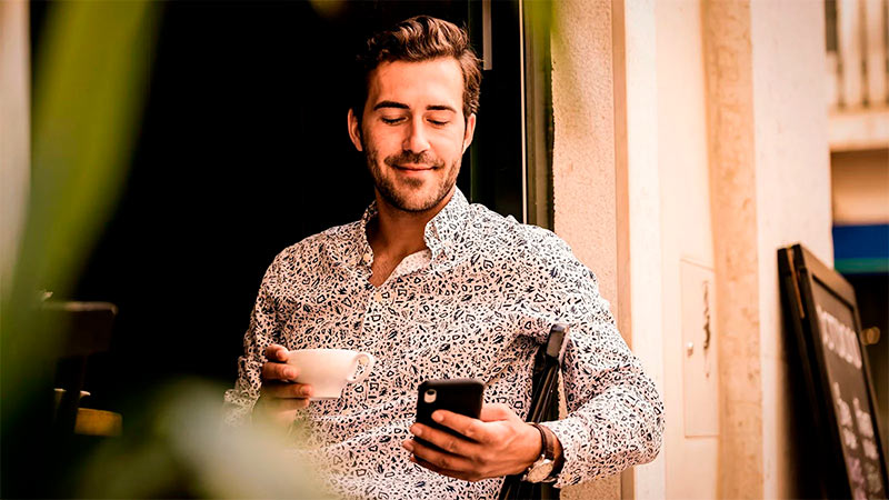 hombre mirando su telefono